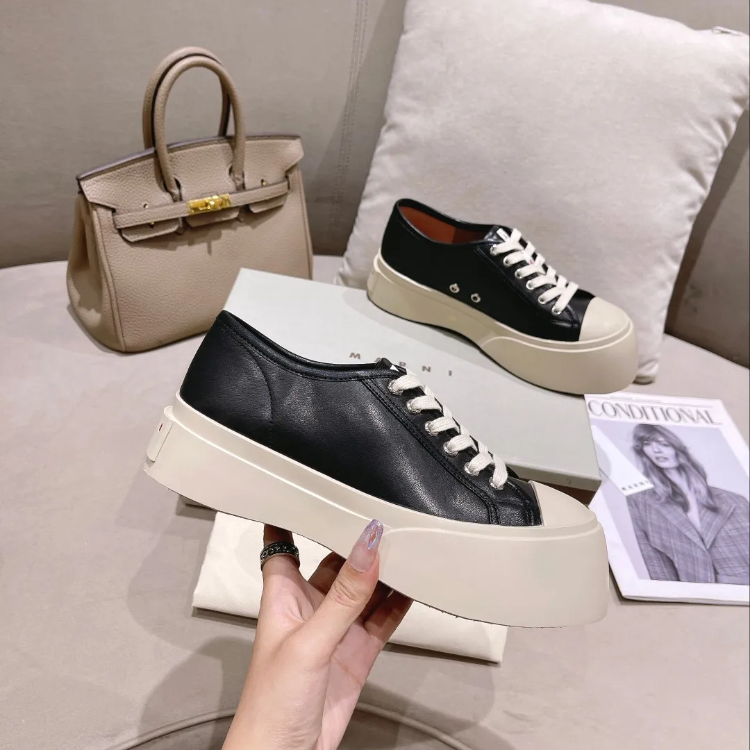 👟👟Ex-factory price 480👟👟Higher version of Marni Mani, popular online celebrity, Taobao, popular single model in physical stores! The lines of this shoe are very smooth. The round toe is a bit exaggerated, but you will know when you try it on. This thick and round shoe actually makes your legs very slim and long. The original version is reproduced in a one-to-one ratio, and the material is also one-to-one. It feels good on your feet! Fabric: Imported wool twill (grained calfskin) Lining: Imported sheepskin lining Size: 35 to 40 Outsole: T 👟👟 Factory price U Color: White cloth, black cloth, black leather, white leather, gray leather